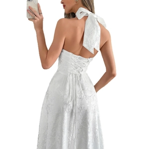 Elegante abito bianco con allacciatura al collo, schiena scoperta e trama in jacquard