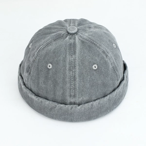 Bonnet docker classique en coton délavé gris avec structure à six panneaux sur fond blanc