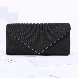 Detalle del bolso de fiesta negro brillante con textura plisada y ribete metálico plateado en V