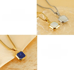 Détail du pendentif carré en acier titane avec marbre bleu et collier chaîne box