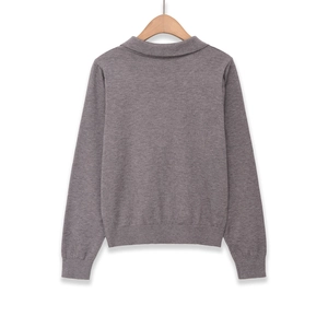 Vista posteriore di un maglione grigio scuro con colletto a polo e bordi a coste