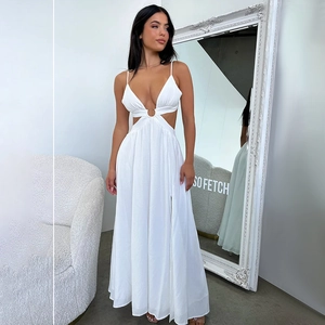 Détail d'une robe longue blanche évidée avec décolleté plongeant et anneau en métal