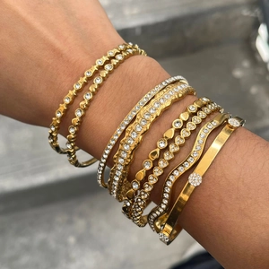 Set di bracciali rigidi dorati a strati con strass scintillanti e ciondoli cuore e stella