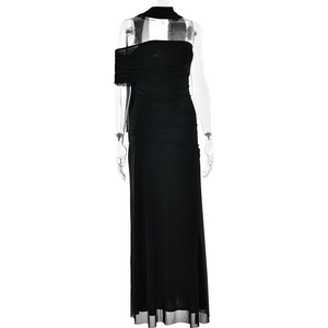 Détail de la robe noire élégante à épaule dénudée en tulle avec taille plissée et jupe longue