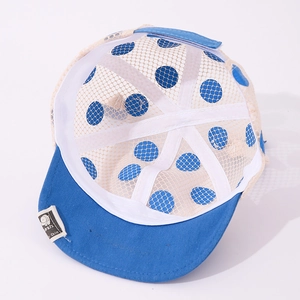 Casquette bébé respirante à pois bleus avec visière souple et protection solaire filet