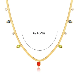 Detalle de cadena de serpiente dorada con circonitas de colores y etiqueta de 42+5cm