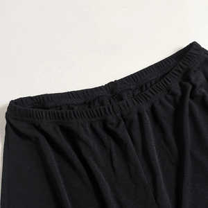 Détail de la taille élastique d'un pantalon en tricot noir avec coutures précises