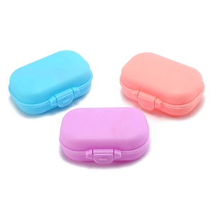 Tre custodie portatili color macaron per occhiali o sapone in blu, rosa e viola