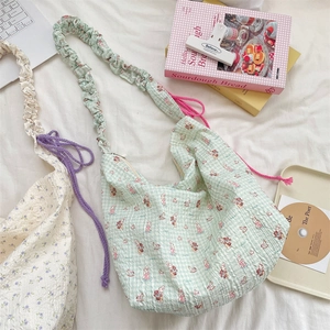 Détail du sac cabas à carreaux vert menthe avec motifs animaux mignons et bandoulière froncée