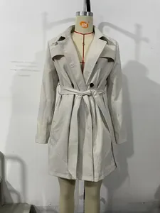 Détail d'un trench-coat élégant à boutonnage croisé avec ceinture et boutons contrastés