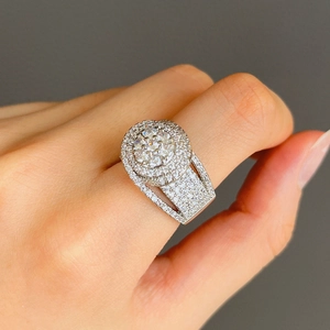 Détail d'une bague hip-hop large avec double halo et pavé complet de pierres zircon