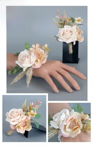Detalle del ramillete de muñeca con perlas y el prendido a juego para el novio