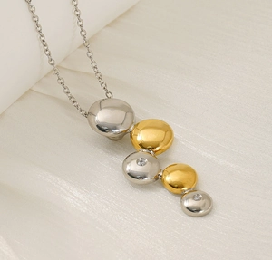 Détail du collier pendentif bicolore avec cristaux pavés sur chaîne fine en O