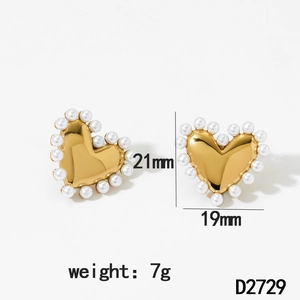 Vue détaillée des boucles d'oreilles cœur perle dorées avec dimensions 21mm et 19mm sur fond blanc