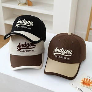Tre cappellini da baseball ricamati in twill di cotone su supporti bianchi moderni