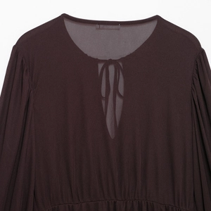 Dunkelbraunes Damenkleid mit langen Ärmeln, Rundhals-Bindeband und Rüschendetails