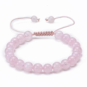 Detail eines handgewebten Armbands aus rosa Naturstein mit verstellbarem Kordelzug