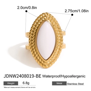 Détail de la bague vintage en or 18k avec pierre marquise blanche et texture corde