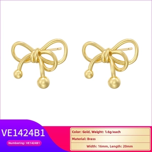 Dettaglio degli orecchini a fiocco dorati in ottone con dimensioni di 16mm per 20mm