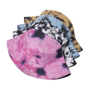 Dettaglio di cappelli pescatore tie-dye con cinque colori artistici e tesa con cuciture
