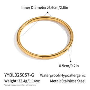 Detail view of gold stainless steel round bangle with size 6.6cm inner diameter