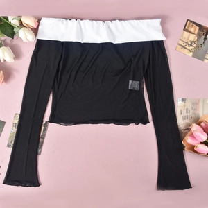 Détail du haut en mesh noir transparent avec revers contrasté blanc à épaules dénudées