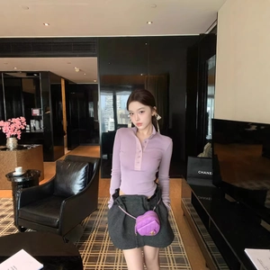Minigonna a pieghe scozzese da donna con top in maglia polo a maniche lunghe e borsa