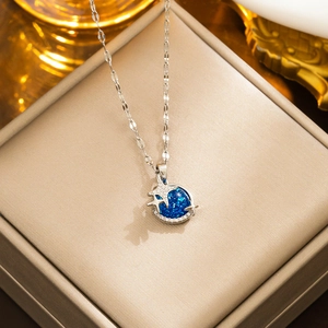 Collier planète en argent avec gemme bleue et pendentif étoile et lune sur coussin