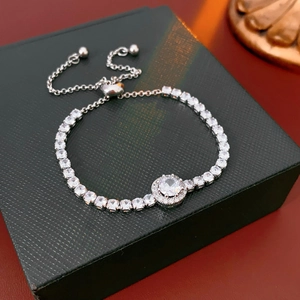 Gros plan détaillé d'un bracelet réglable en argent orné de pierres de zircone étincelantes