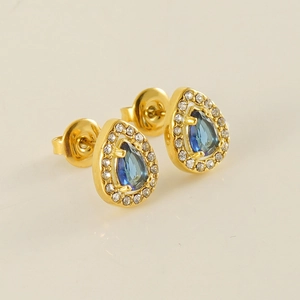Gros plan sur les boucles d'oreilles goutte en zircon bleu et plaqué or 18 carats
