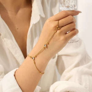 Bracelet bague élégant en acier titane doré avec zircon en cœur pour femme sur mannequin