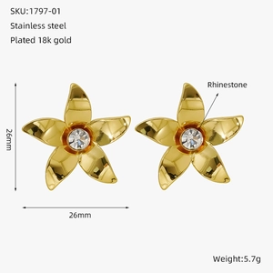 Détail de boucle d'oreille fleur plaquée or 18k avec perle et dimensions de 26mm