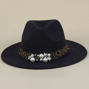 Détail du chapeau fedora noir avec ruban léopard orné de perles et de petites fleurs