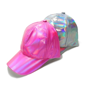 Détail des casquettes de baseball holographiques rose et argent avec effet métallique