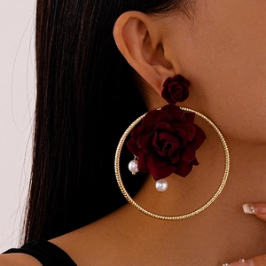 Orecchini retrò con rosa in tessuto bordeaux, cerchio d'oro e perle indossati dal modello