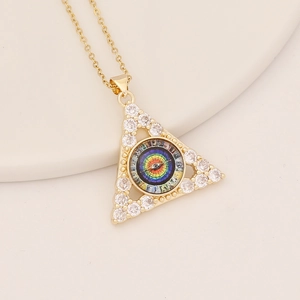 Detailansicht der goldenen Dreieck-Halskette mit buntem Regenbogen-Auge und Zirkonia-Inlay