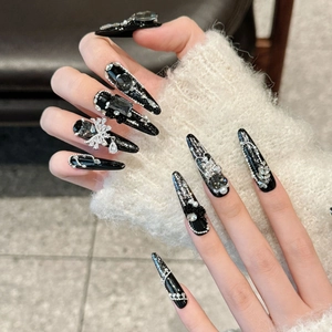 Faux ongles stiletto longs noirs de luxe avec pierres de zircon et perles élégantes