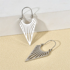 Macro de boucles d'oreilles éventail géométriques argentées avec gravure bohémienne