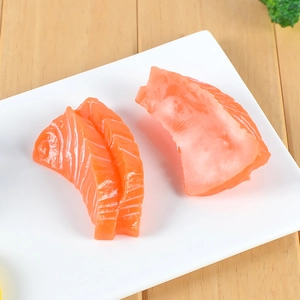 Modèle de sashimi de saumon en PVC réaliste sur plat blanc pour décor de restaurant