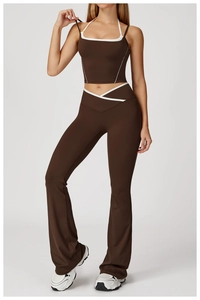 Detail von dunkelbraunem Yoga-Set mit Neckholder-Top und Schlaghose mit V-Bund
