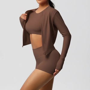 Détails de l'ensemble de sport marron avec manches à passe-pouce et short taille haute