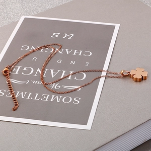 Collana da donna con ciondolo a quadrifoglio in acciaio inossidabile oro rosa