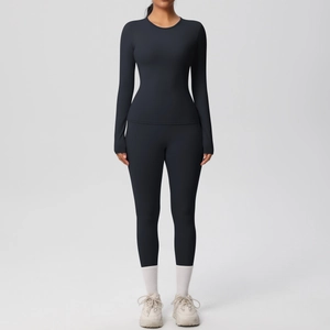 Détail du legging noir à taille haute et de l'ensemble de yoga à manches longues