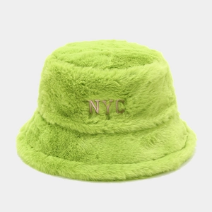 Détail de la broderie NYC sur un bob en peluche vert fluo avec texture en fausse fourrure