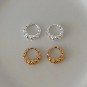 Detailed view of 925 silver twist hoop earrings in gold and silver finishes