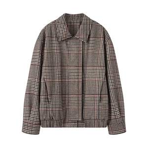 Détail de la veste aviateur en tweed à carreaux avec motif vintage et col texturé