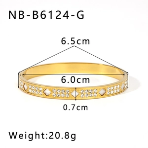 Detail view of 18K gold clover bangle with dimensions and white zircon inlay details