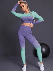 Détail de l'ensemble de yoga dégradé avec texture respirante et taille haute en vert menthe