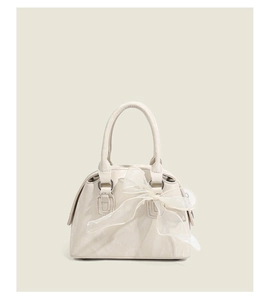 Sac à main Boston blanc crème élégant avec finition brillante et détail de nœud en dentelle