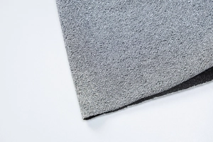 Makroaufnahme von silbernem Glitzerstrick mit feiner Textur und schwarzer Einfassung